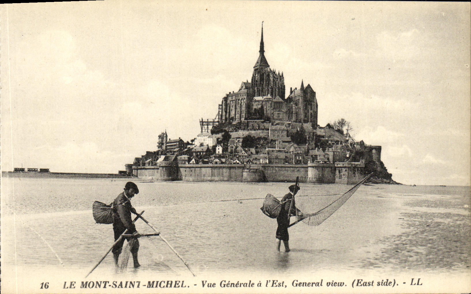 CPA Le Mont Saint Michel Vue Generale a L Est Pecheurs