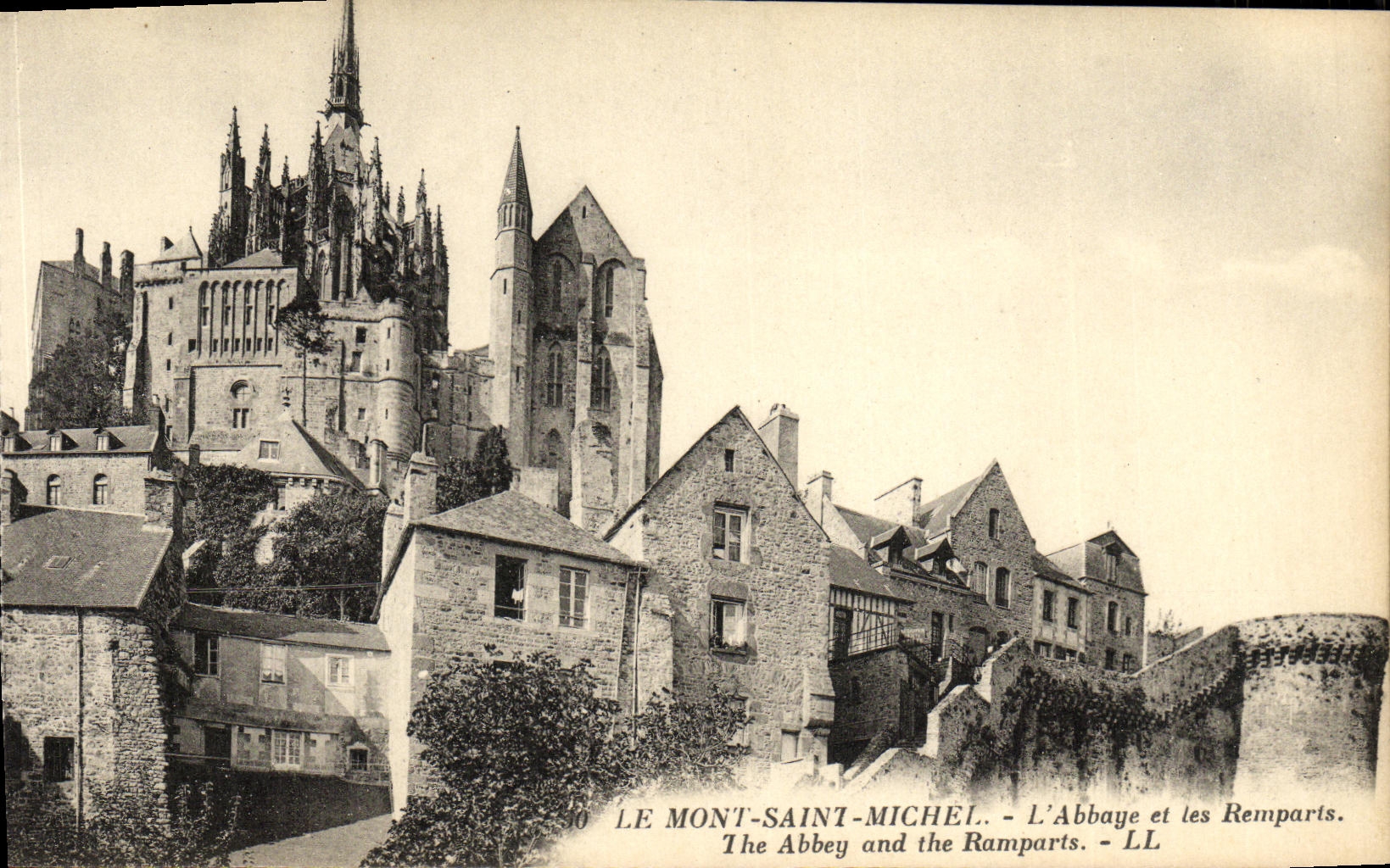 CPA Le Mont Saint Michel L Abbaye et les Remparts