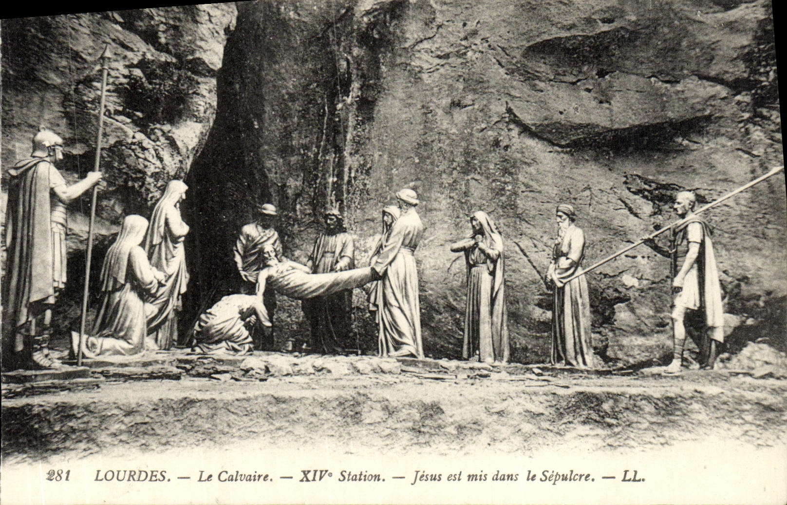 CPA Lourdes Le Calvaire 14eme Station Jesus est mis dans le Sepulcre