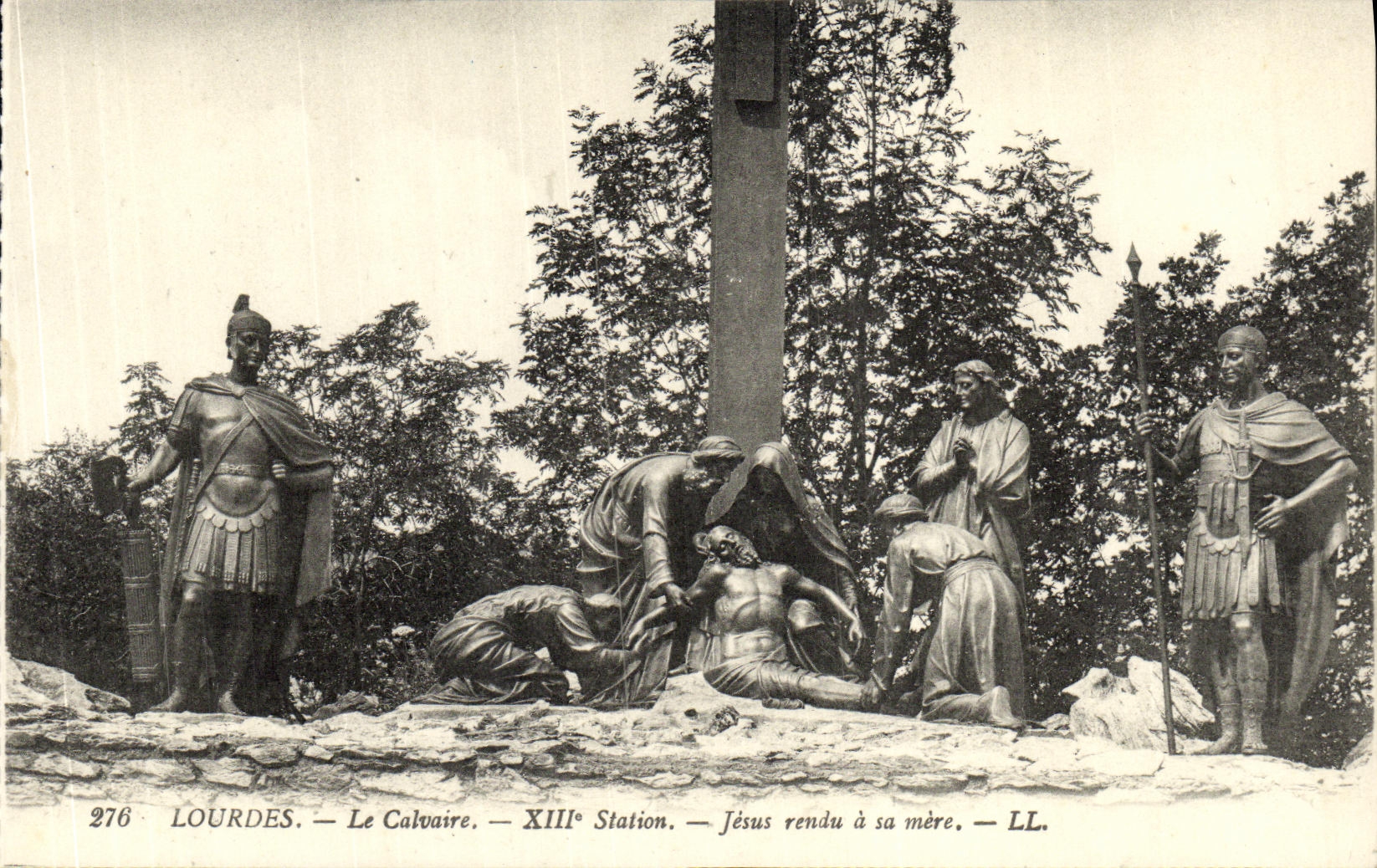CPA Lourdes Le Calvaire 13eme station Jesus rendu a sa mere