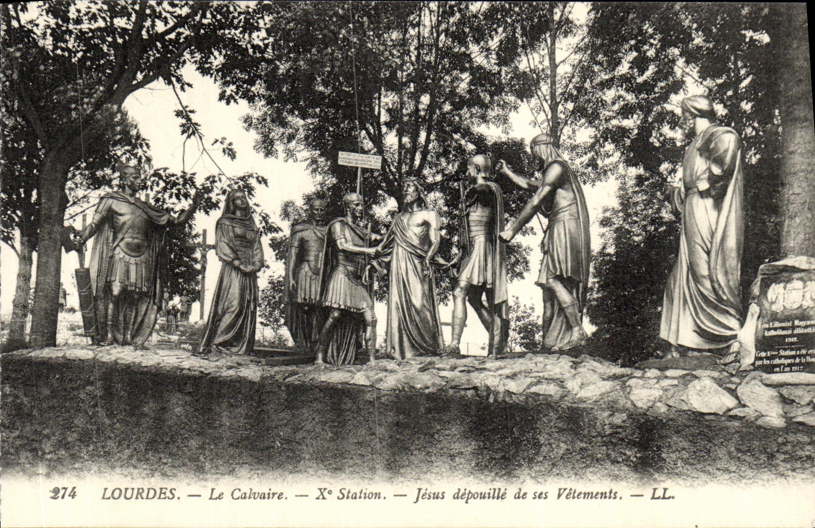 CPA Lourdes Le Calvaire Jesus depouille de ses Vetments 10eme station