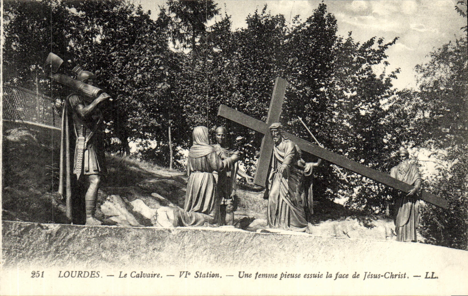 CPA Lourdes Le Calvaire Station Une Femme pieuse essuie la face de Jesus Christ