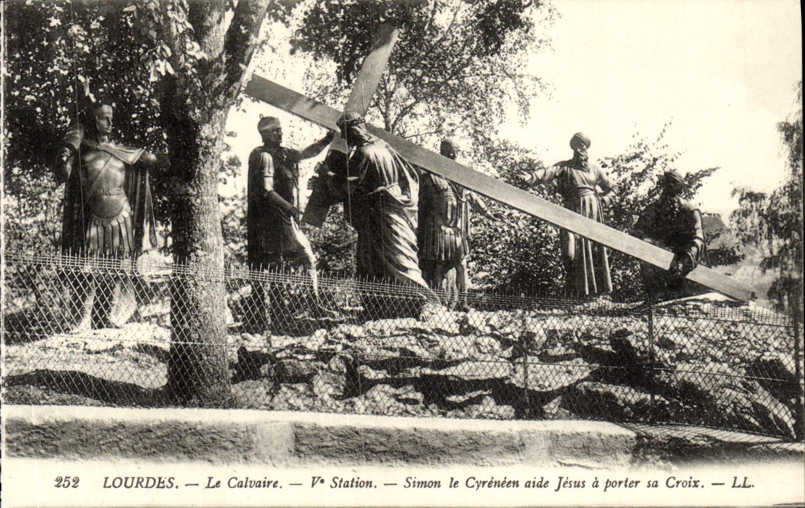 CPA Lourdes Le Calvaire Simon le Cyreneen aide Jeus a Porter sa croix