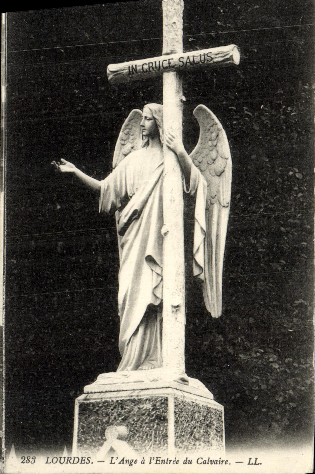 CPA Lourdes L Ange a l Entree du Calvaire