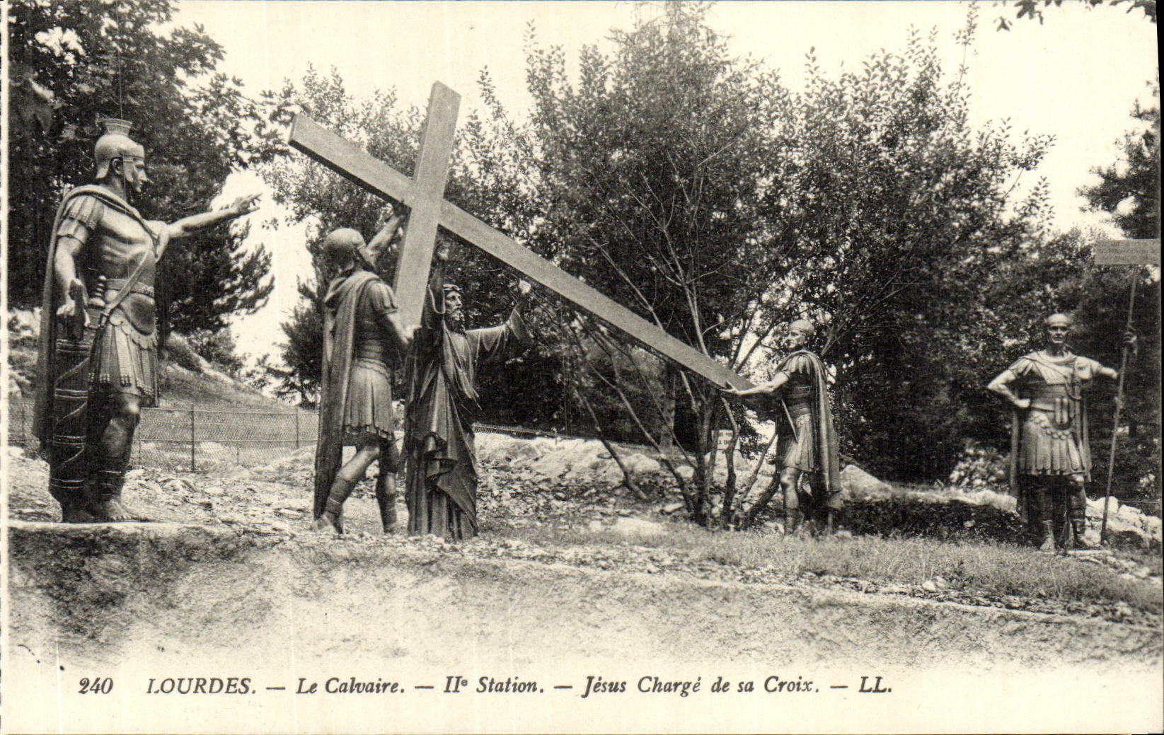 CPA Lourdes Le Calvaire Station Jesus Charge de sa Croix