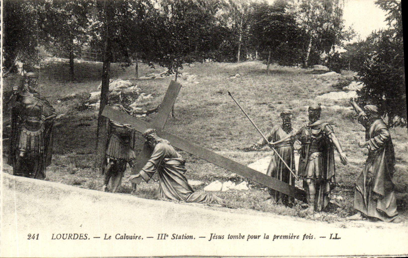 CPA Lourdes Le Calvaire Station Jesus tombe Pour La premiere fois