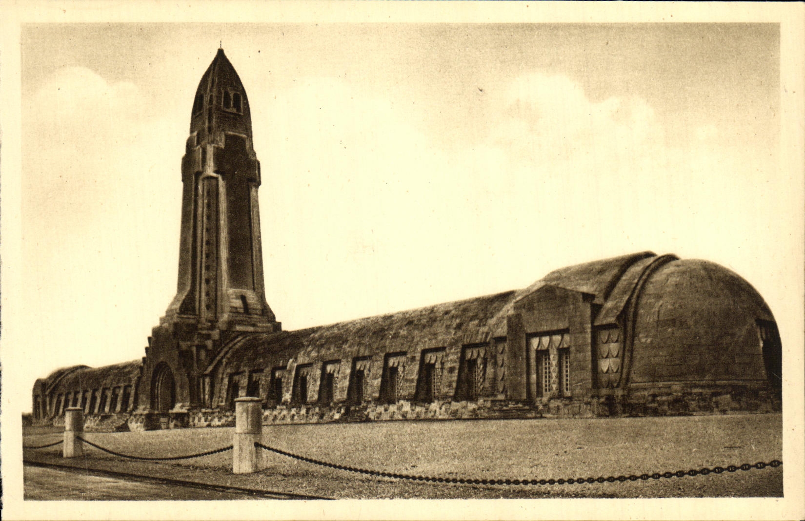 VINTAGE POSTCARD L Ossuary De Douaumont Militaria
