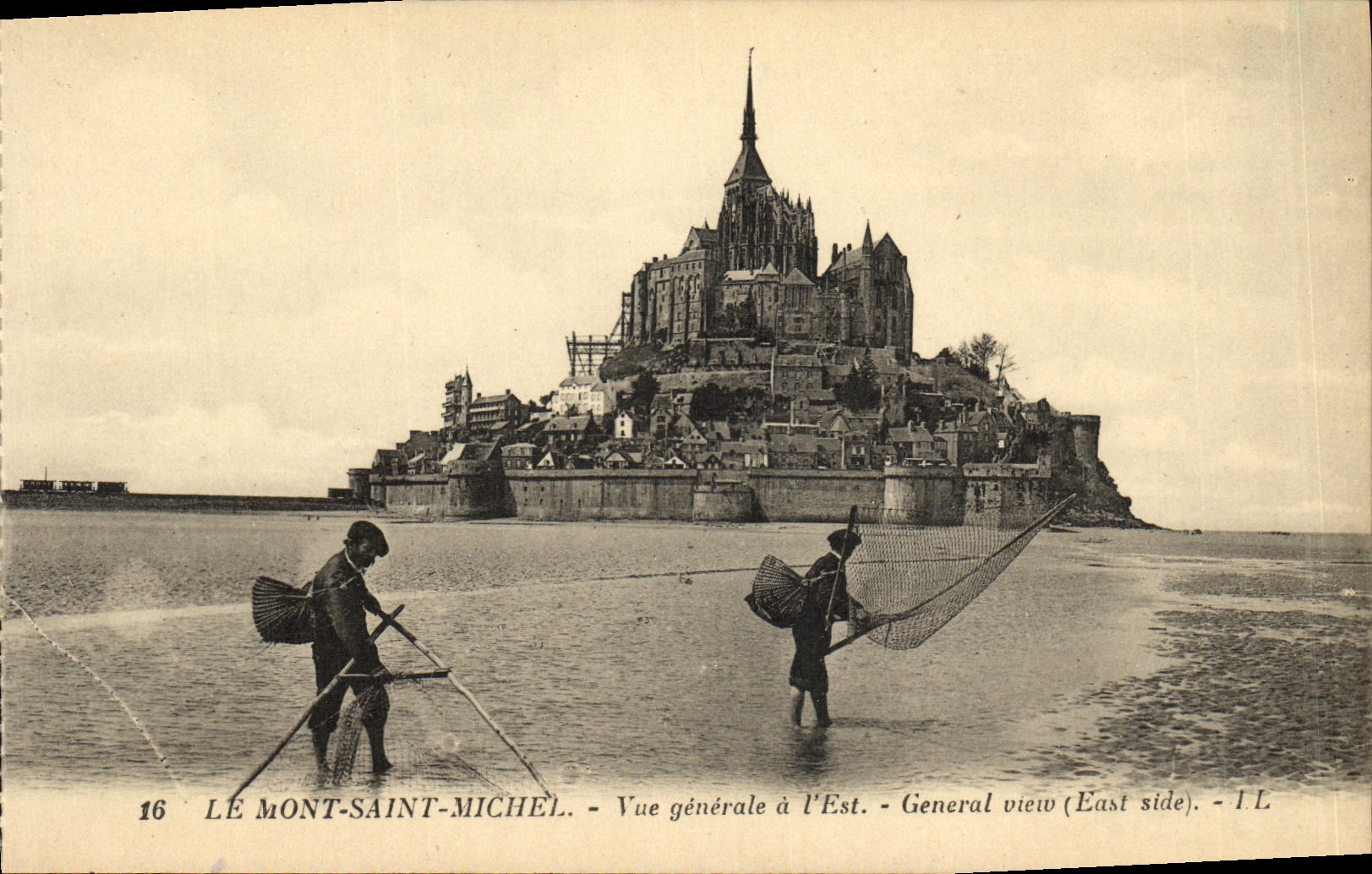 CPA Le Mont Saint Michel Vue Generale a L Est Pecheurs