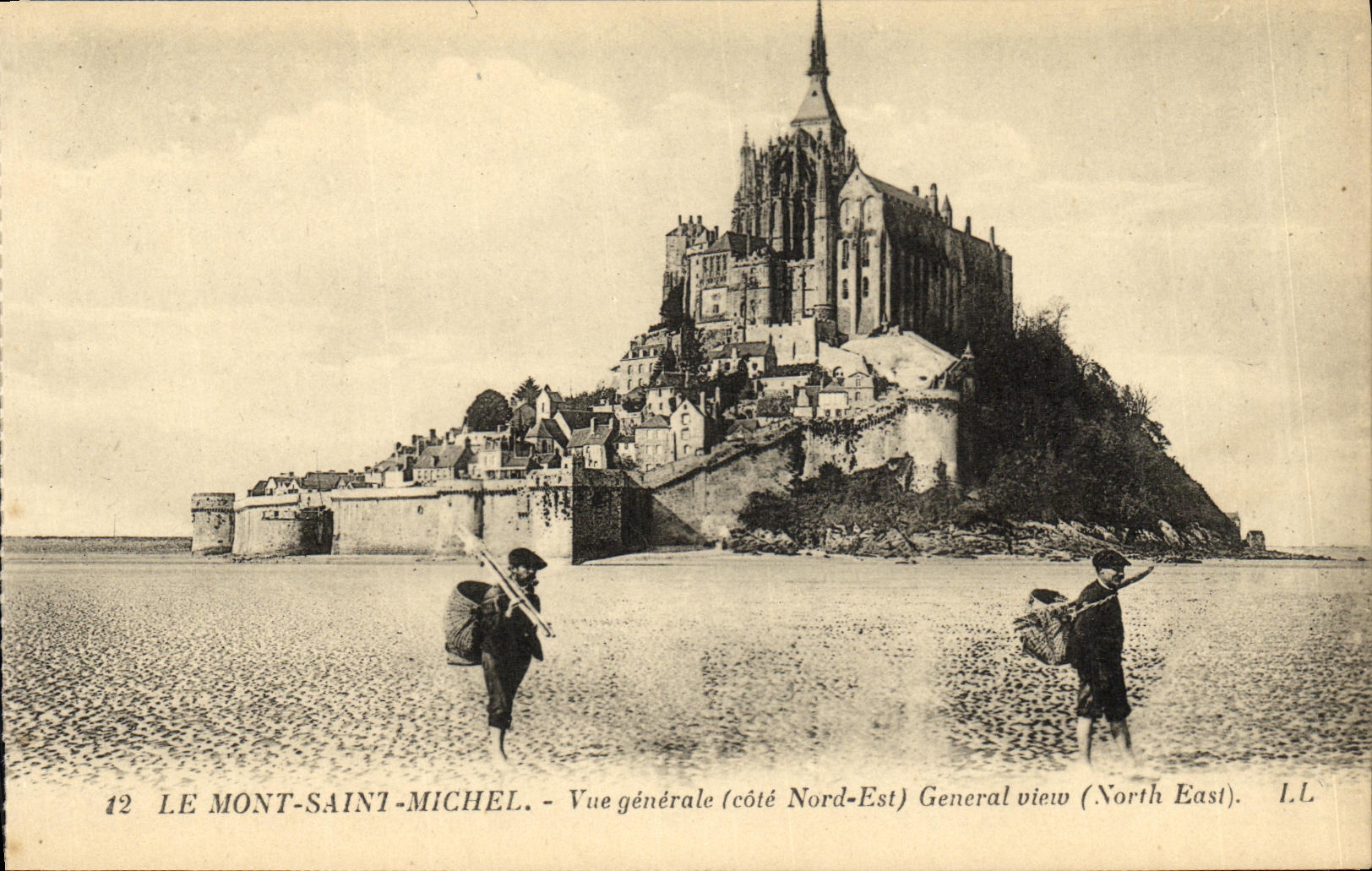 CPA Le Mont Saint Michel Vue Generale Pecheurs
