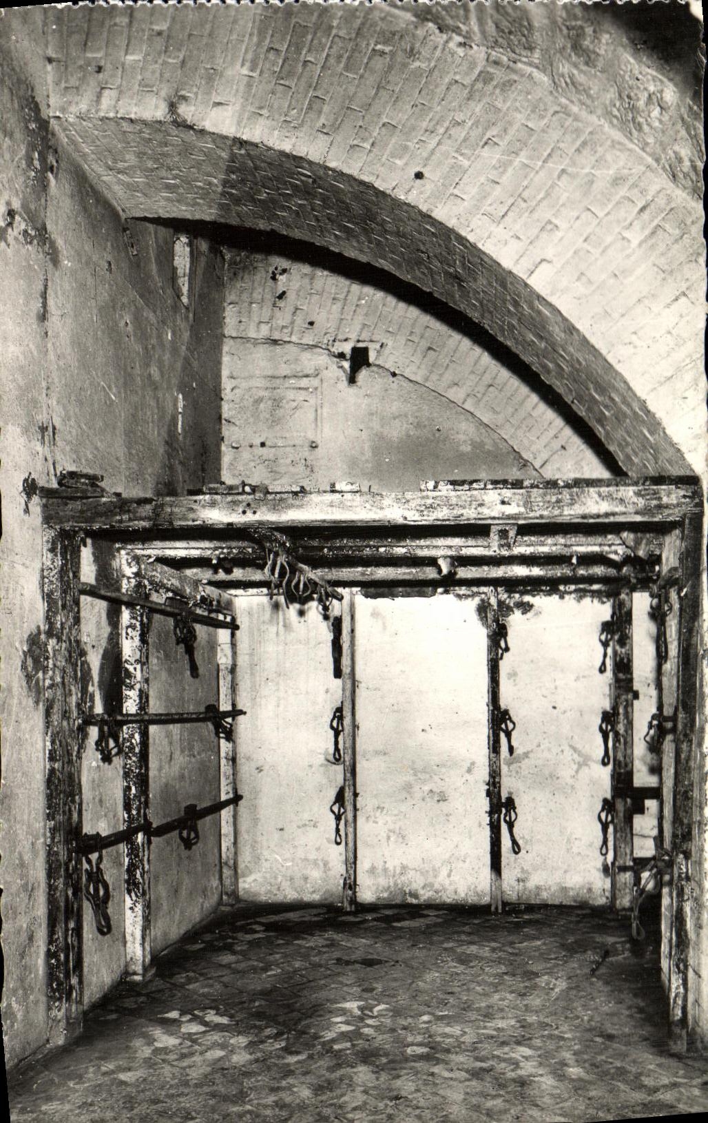 POSTAL de la VENDIMIA fort de Vaux la enfermeria fort de Vaux adentro de la tapa el cuarto del doctor Militaria