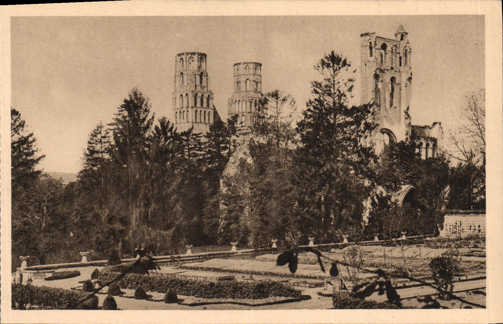 VINTAGE POSTCARD Old Abbey De Jumieges the ruins D together