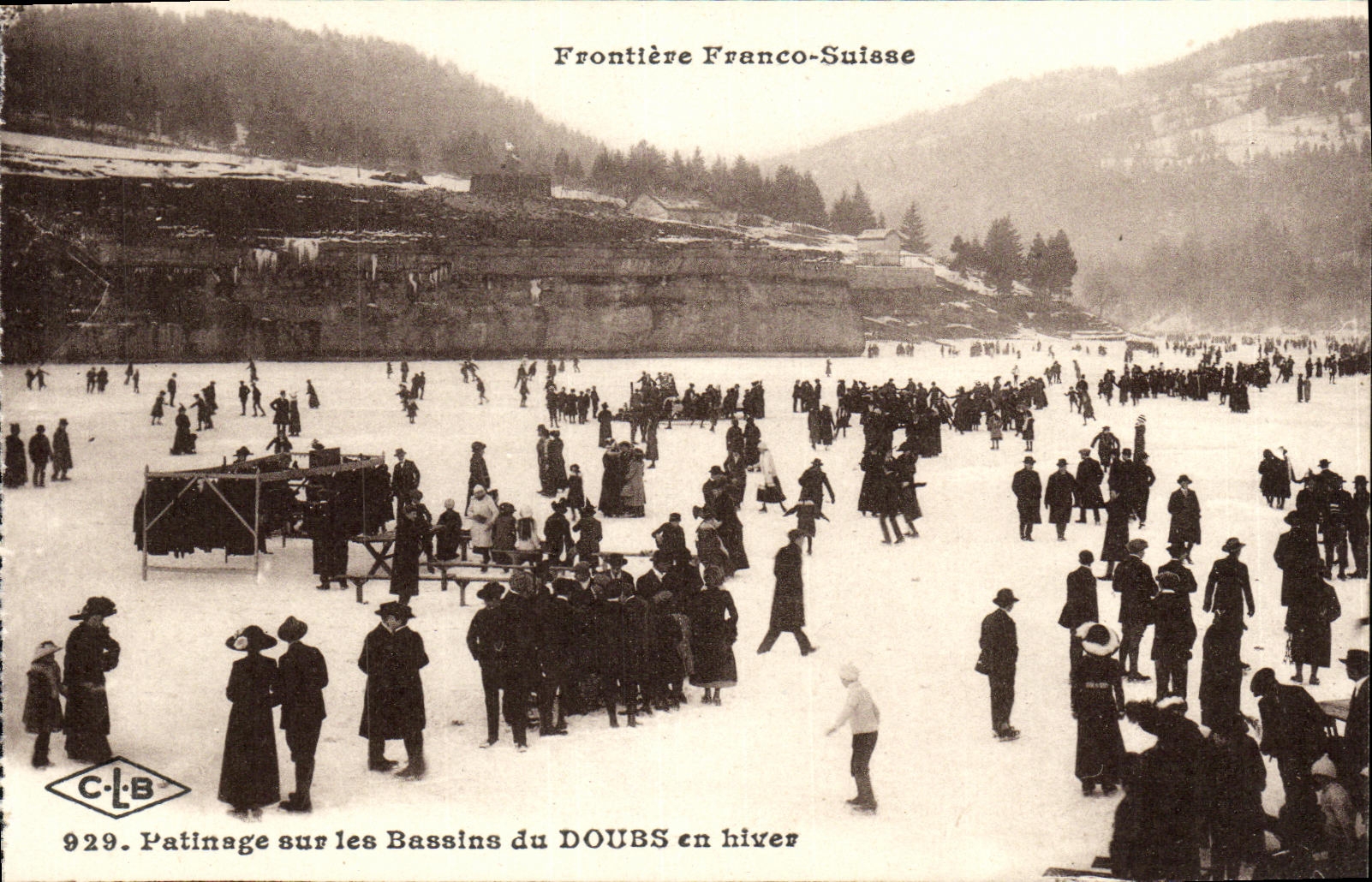 CPA Patinage sur les Bassins du Doubs En Hiver