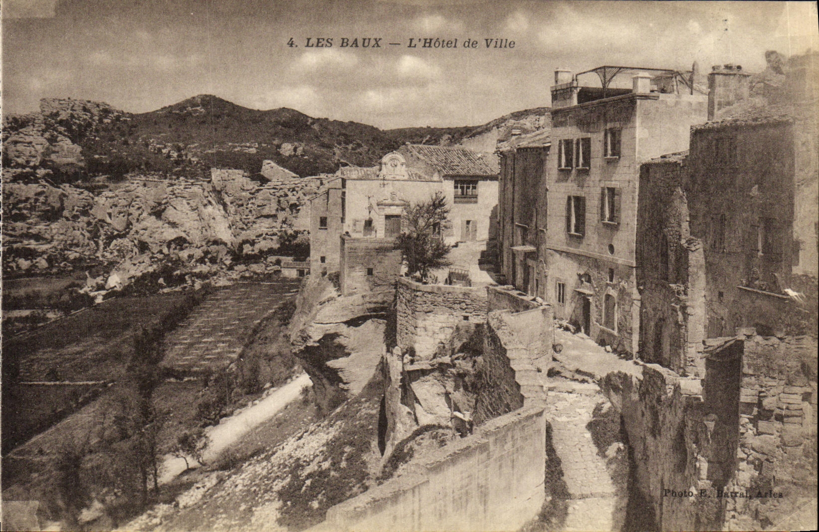 CPA Les Baux L Hotel de Ville