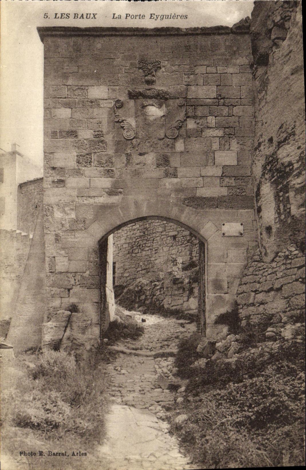 CPA Les Baux La porte Eyguieres