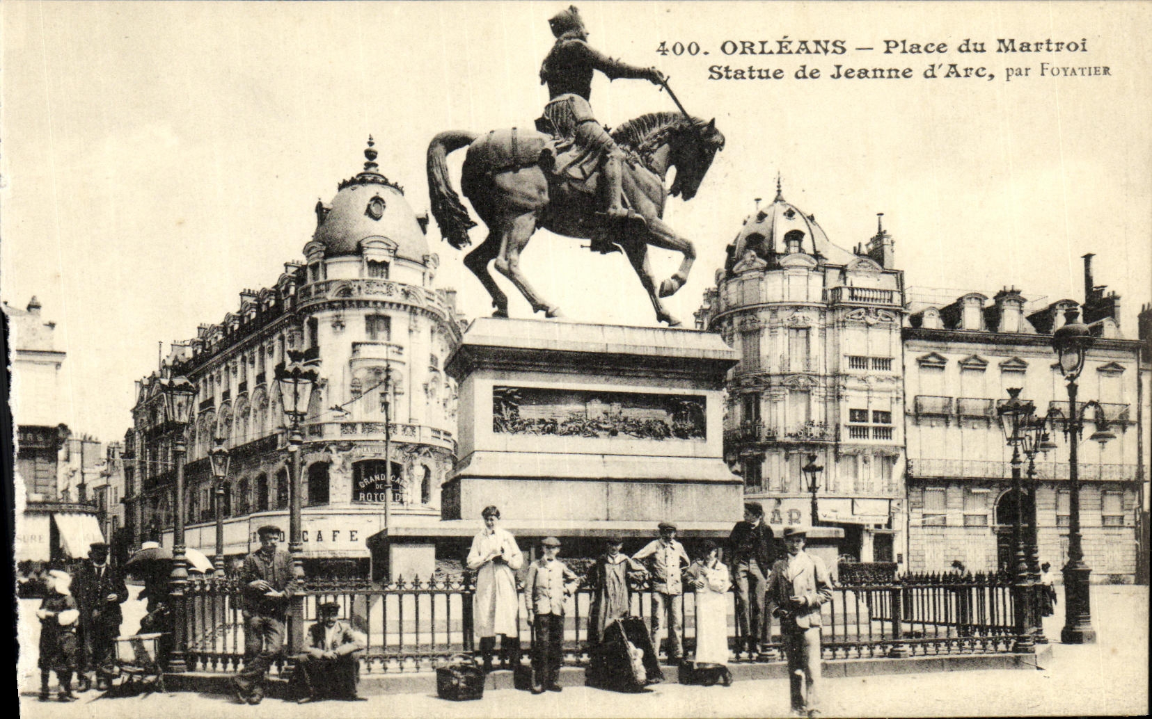 CPA Orleans Place du Martroi Statue de Jeanne d Arc