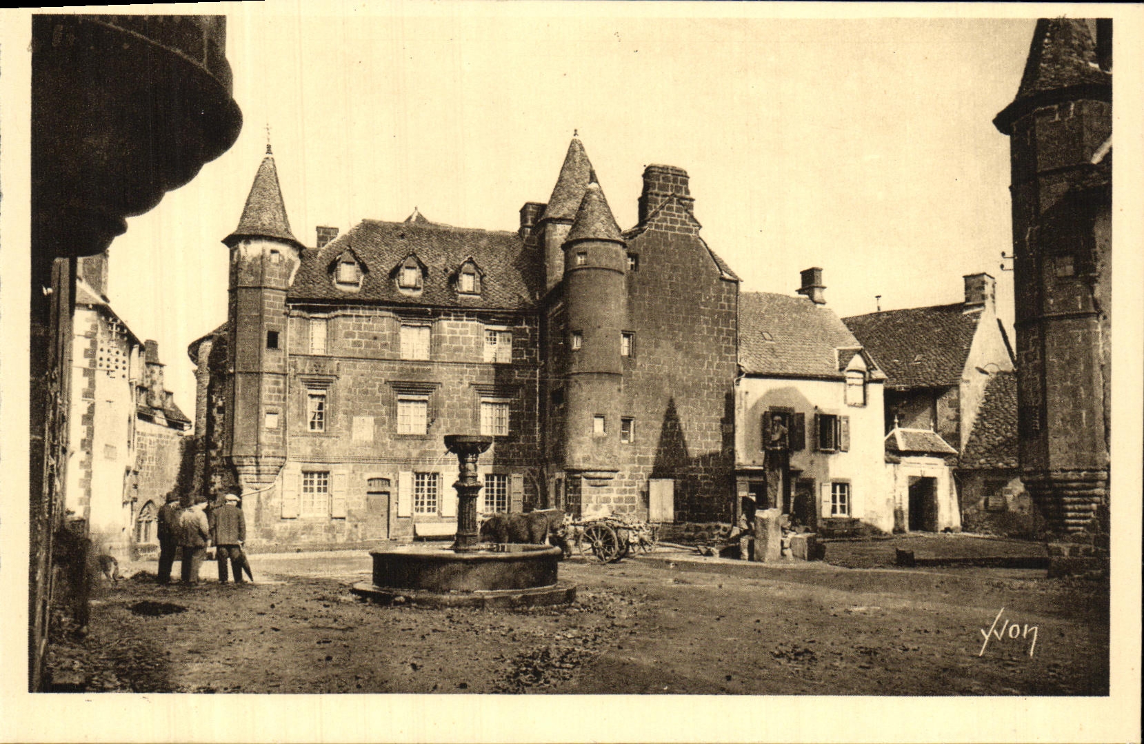 CPA La Tolede Auvergnate Salers La Grande Place Maison Sevestre