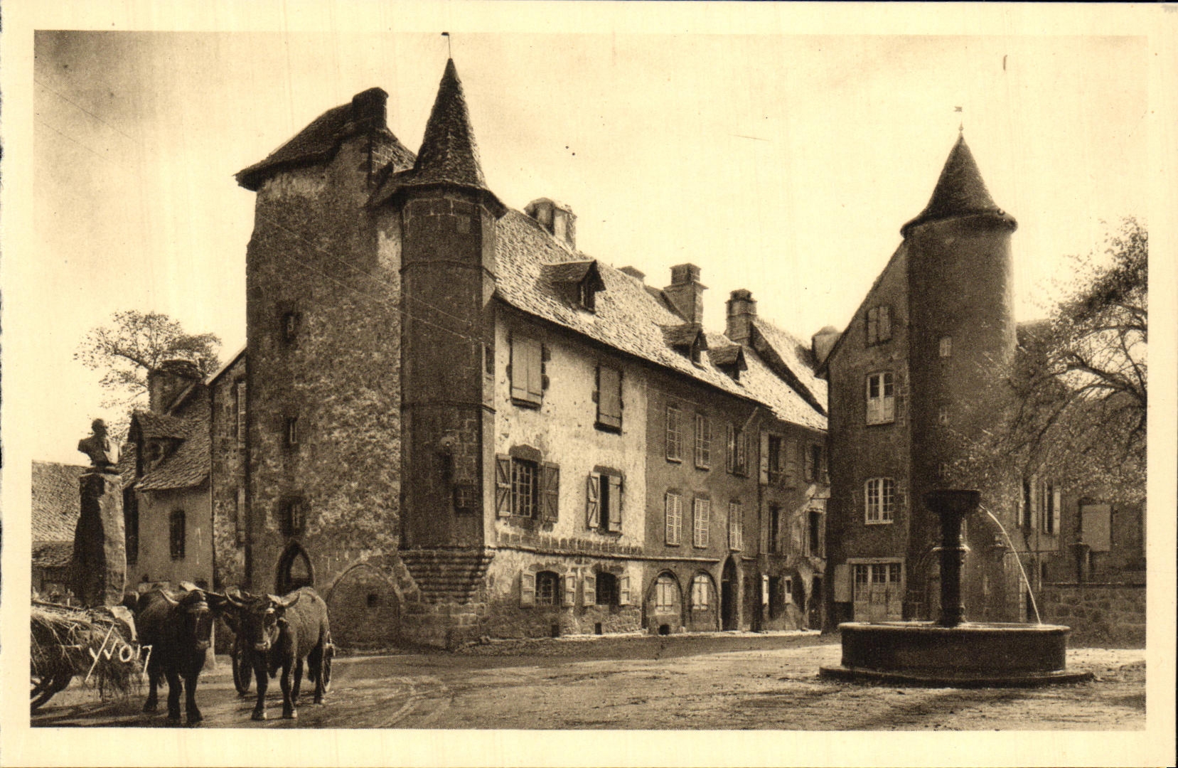 CPA La Tolede Auvergnate Salers Vieilles Maisons sur la Grande Place