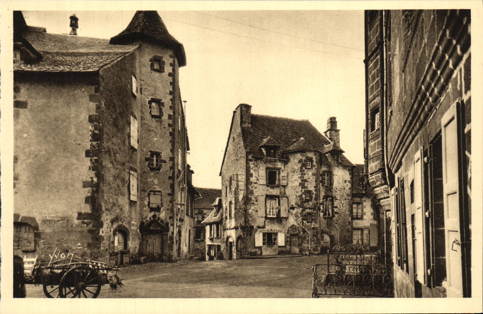 CPA La Tolede Auvergnate Salers Vieilles Maisons sur la Grande Place