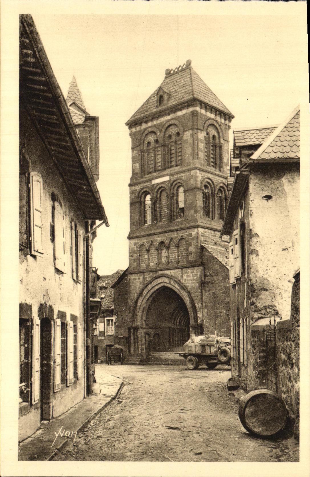 CPA La Tolede Auvergnate Salers L Eglise