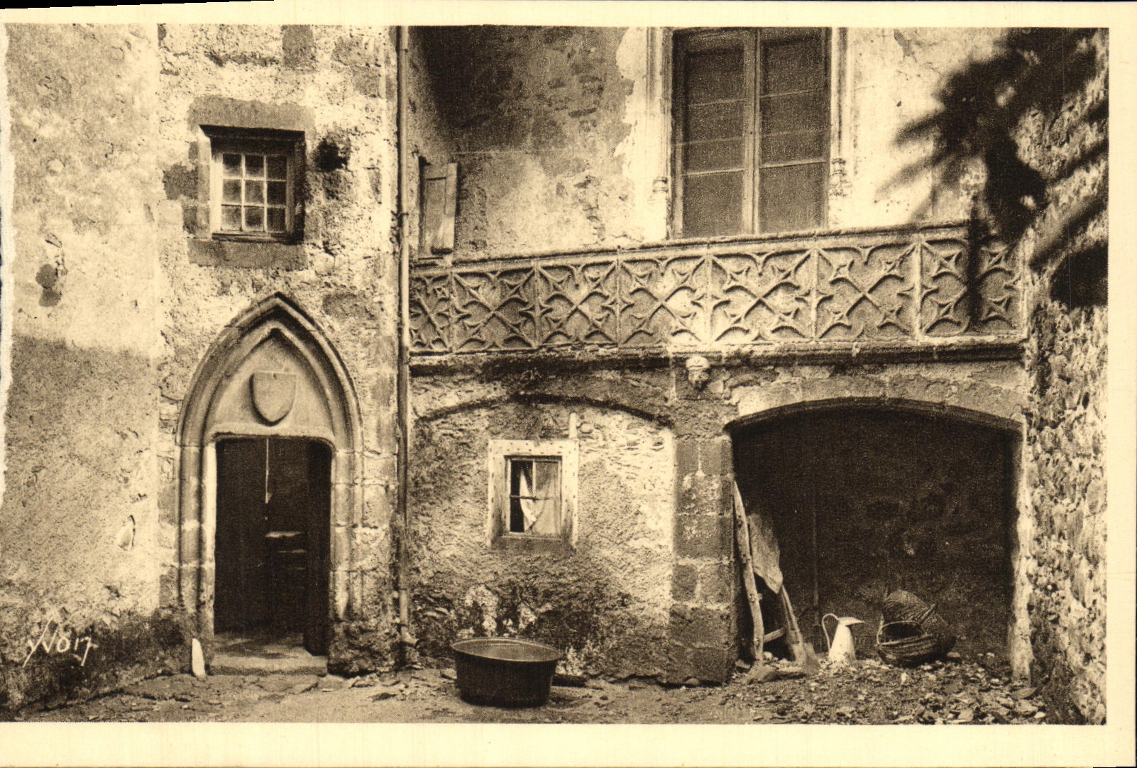 CPA La Tolede Auvergnate Salers Cour d Honneur de la Maison de Bargues
