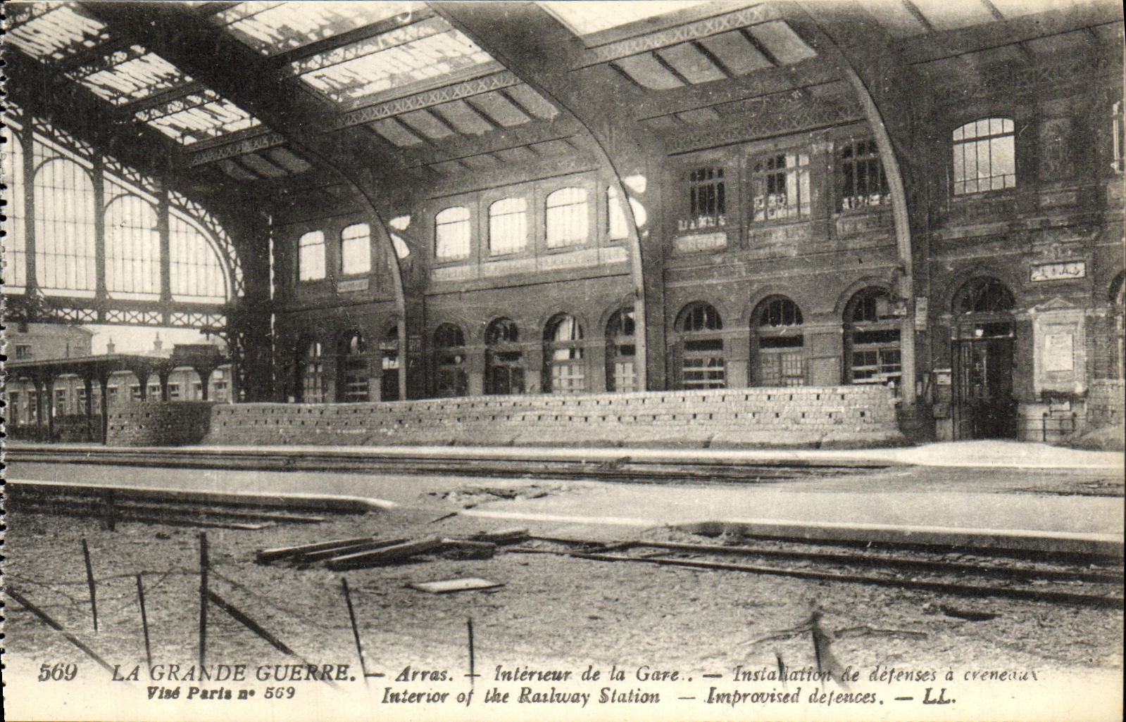 CPA La Grande Guerre Arres Intereur de la Gare Installation de defenses Militaria 