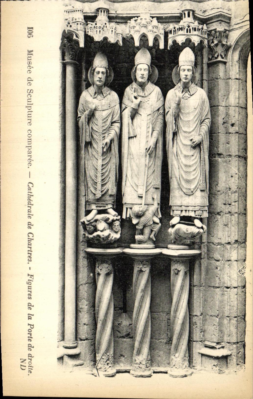 CPA Musee de Sculpture Cathedrale de Chartres Figures de la porte de droite