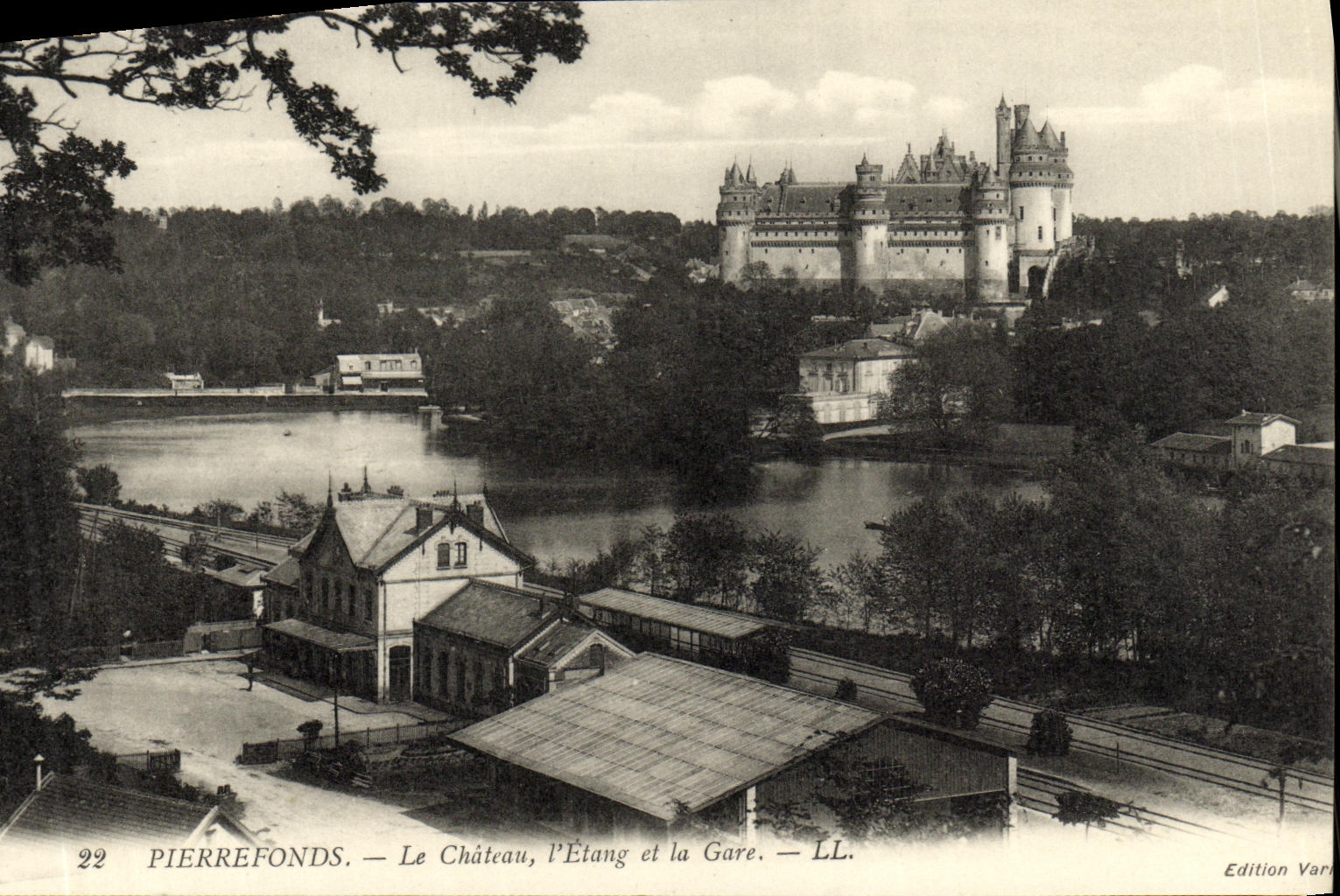 CPA Pierrefonds Le Chateau L Etang et la Gare