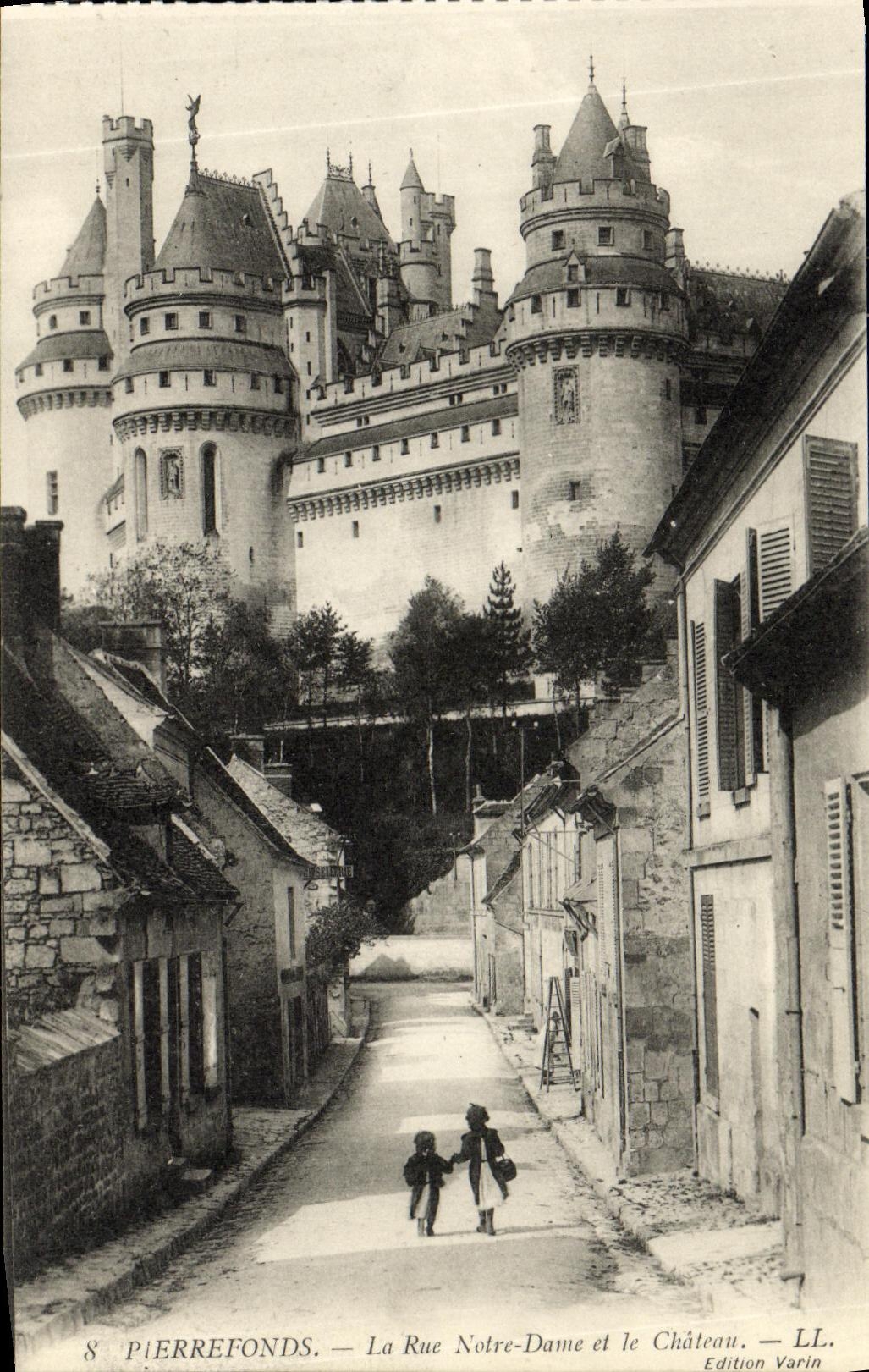 CPA Pierrefonds La Rue Notre Dame et le Chateau
