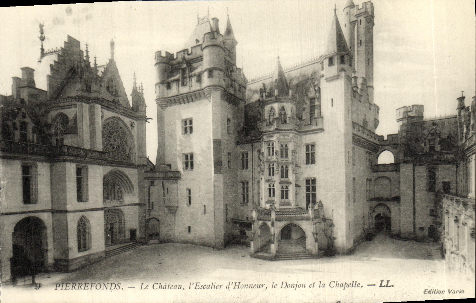 CPA Pierrefonds Le Chateau L Escalier d Honneur le Donjon et la Chapelle