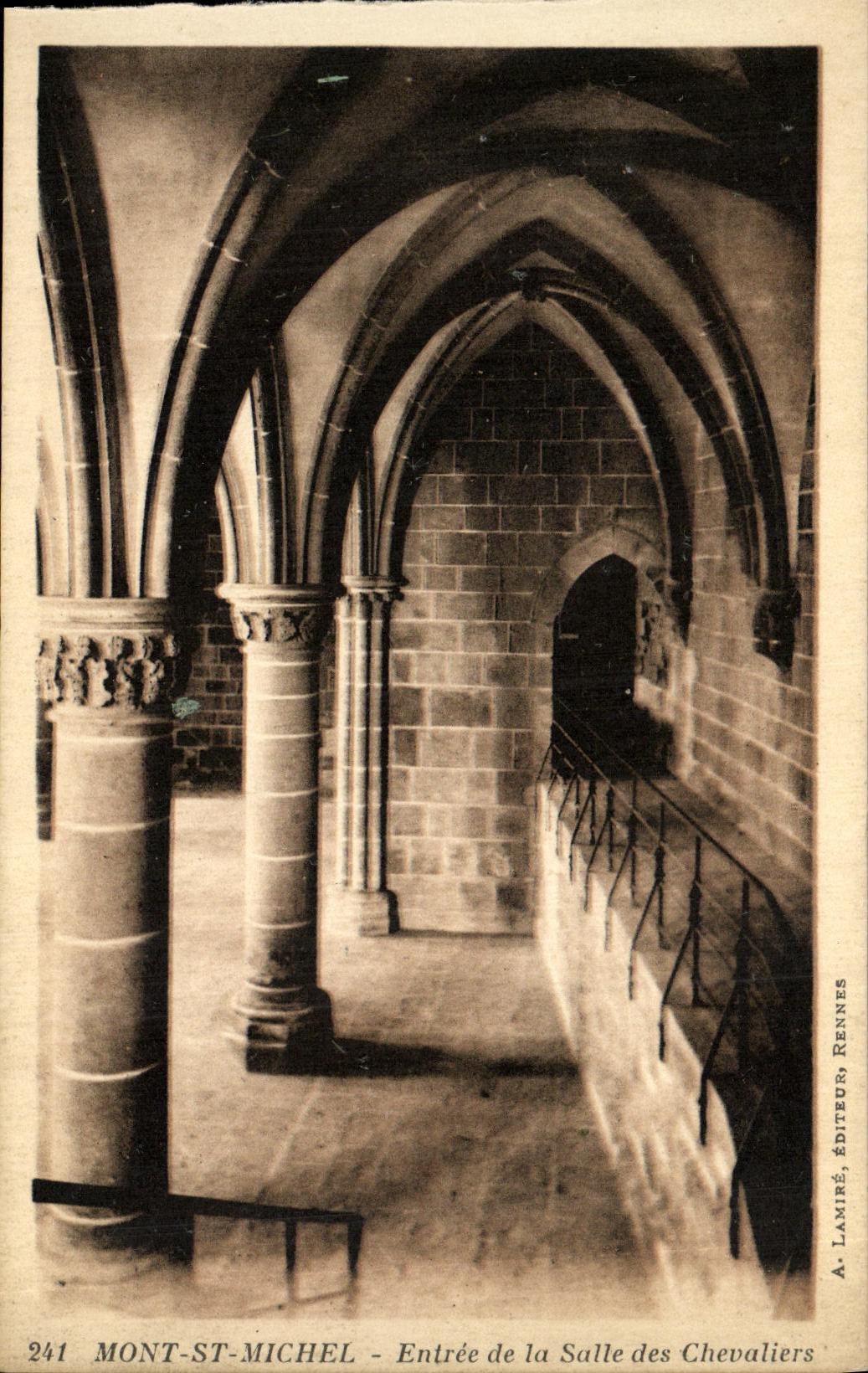 CPA Mont St Michel Entree de la Salle des Chevaliers