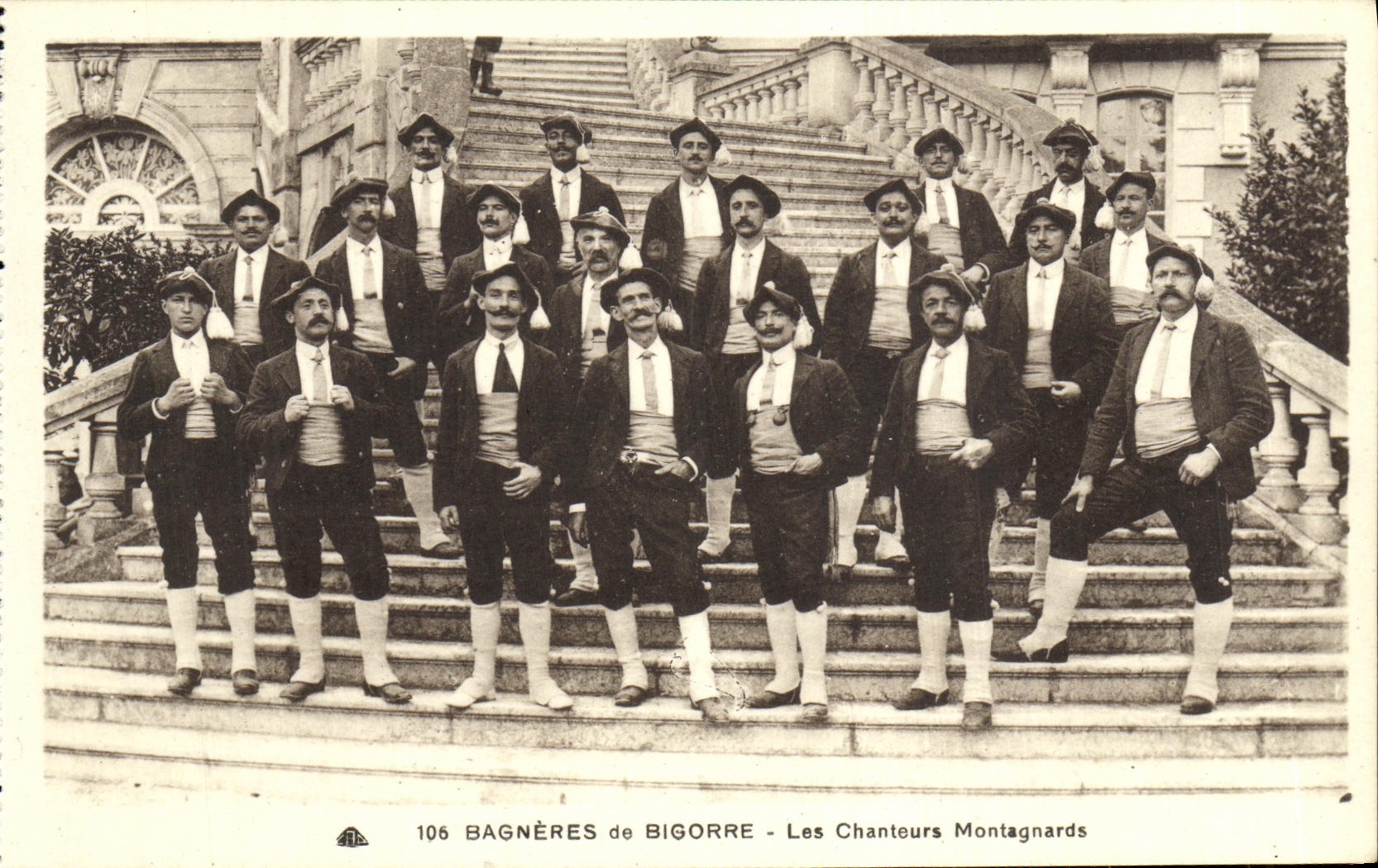 Trajes del folklore de los cantantes de Bagneres de Bigorre Mountain de la POSTAL de la VENDIMIA