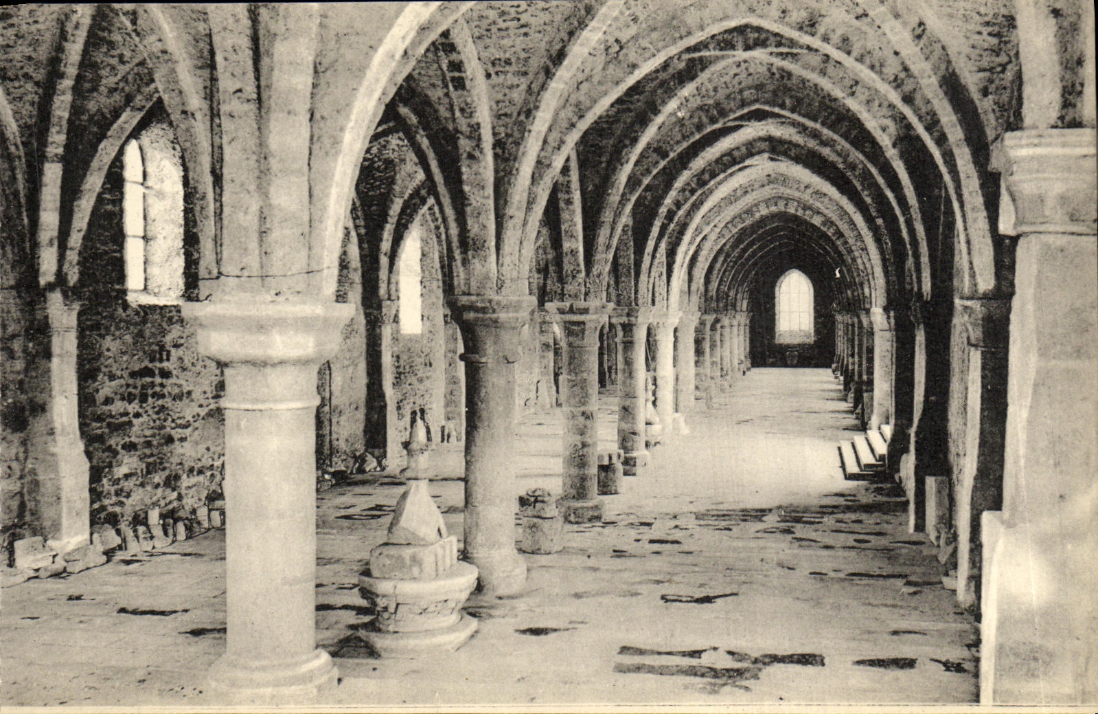CPA Abbaye Des Vaulx De Cernay Le Promenoir des Moines