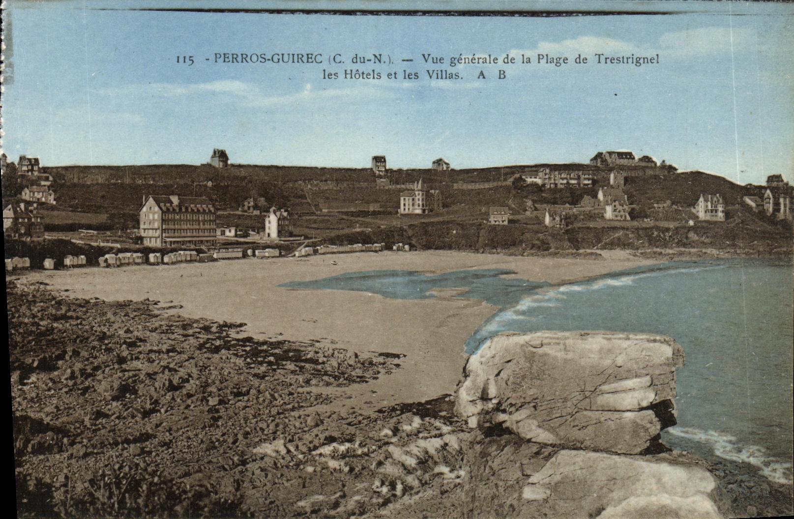 CPA Perros Guirec Vue Generale de la Plage de Trestrignel Les Hotels et les Villes
