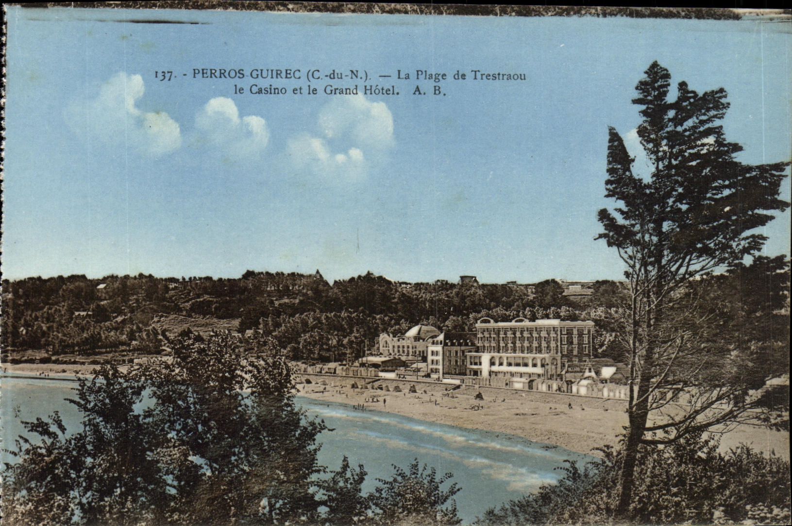 CPA Perros Guirec La Plage de Trestraou le Casino et le Grand Hotel