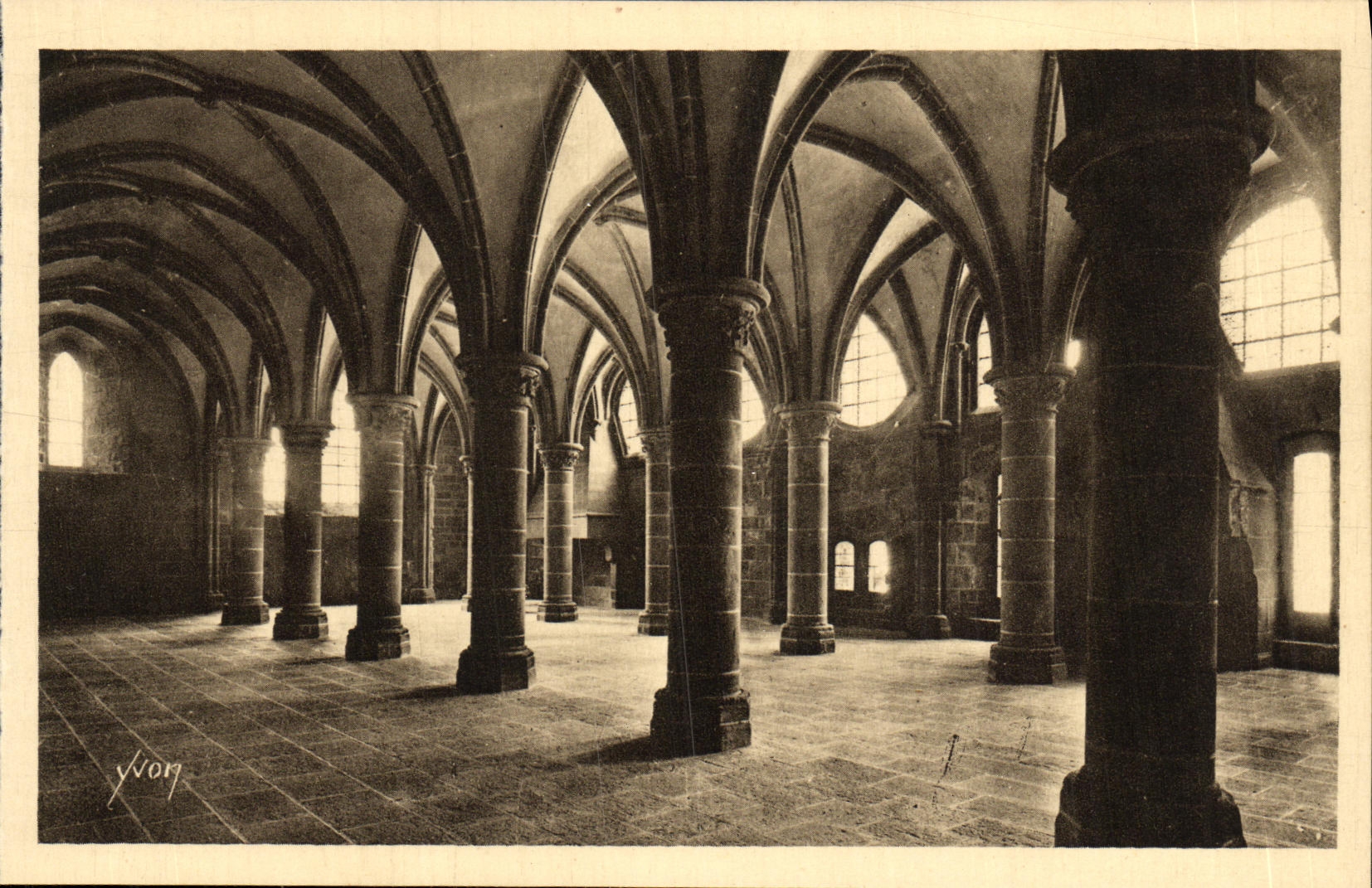 CPA Le Mont St Michel Abbaye Salle des Chevaliers