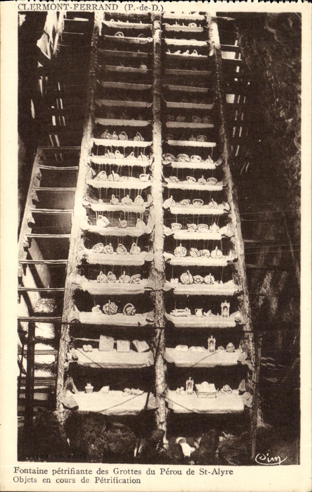 La fuente petrifying de Clermont Ferrand de la POSTAL de la VENDIMIA de Perú de St Alyre se opone en el curso del petrification