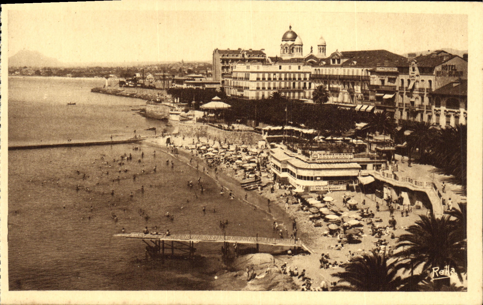 Opinion santa de Raphael de la POSTAL de la VENDIMIA sobre la playa y el bulevar Felix Martin