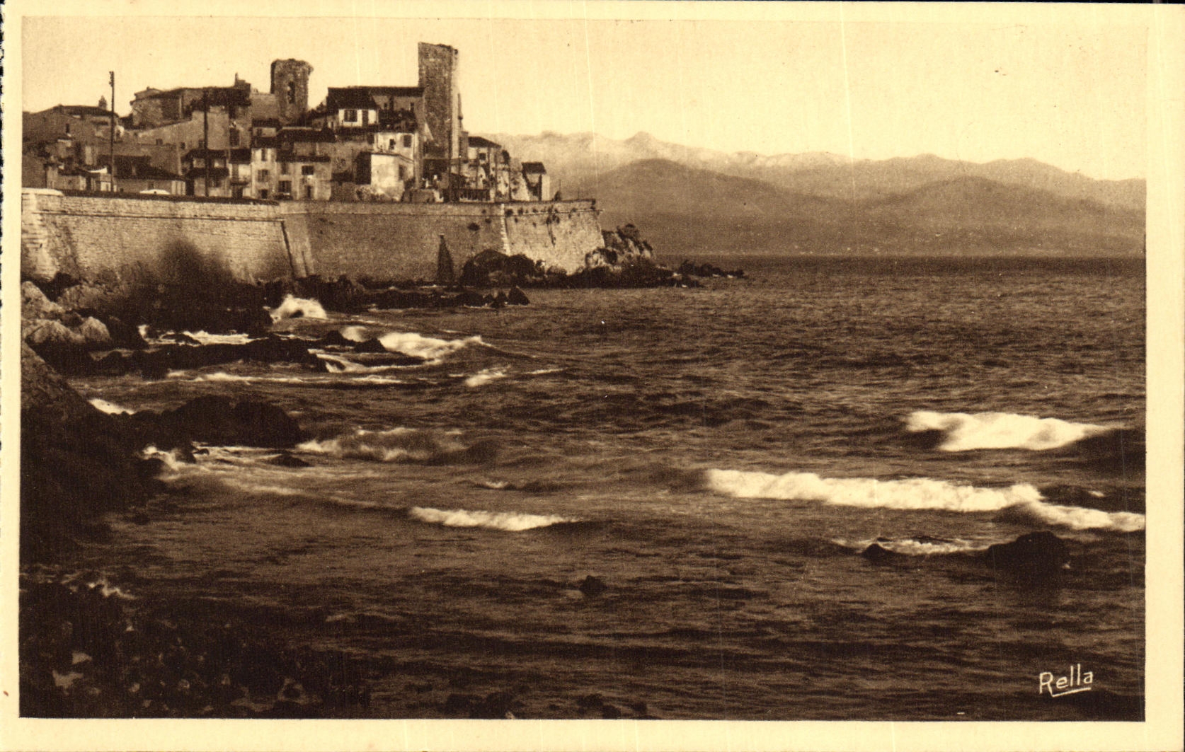 CPA Antibes Les Remparts de la Vleille et les Alpes