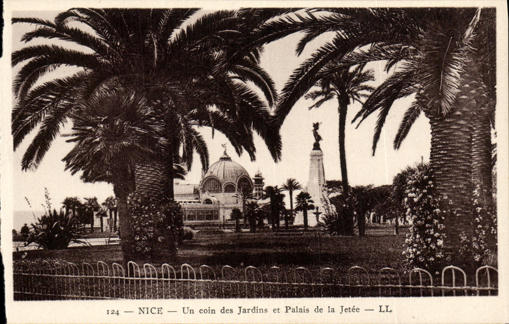 CPA Nice Un Coin des Jardins et Palais de la Jetee