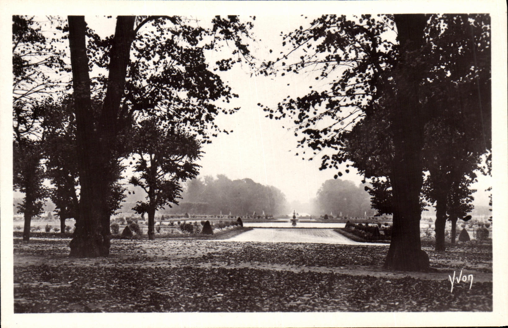 CPA La Douce France Palais De Fontalnebleau Le parterre
