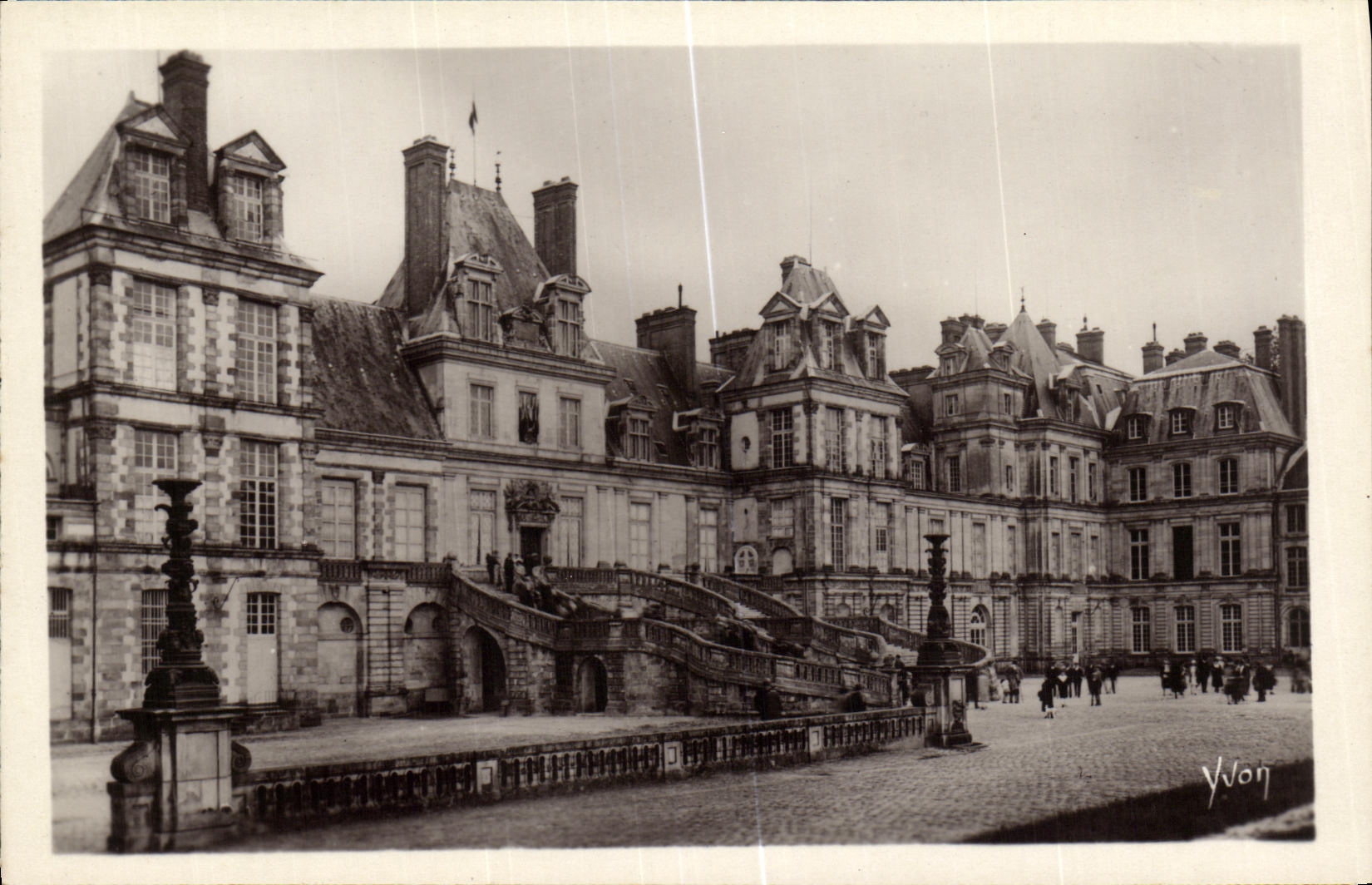 CPA La Douce France Palais De Fontainebleau Facade sur la Cour des Adieux