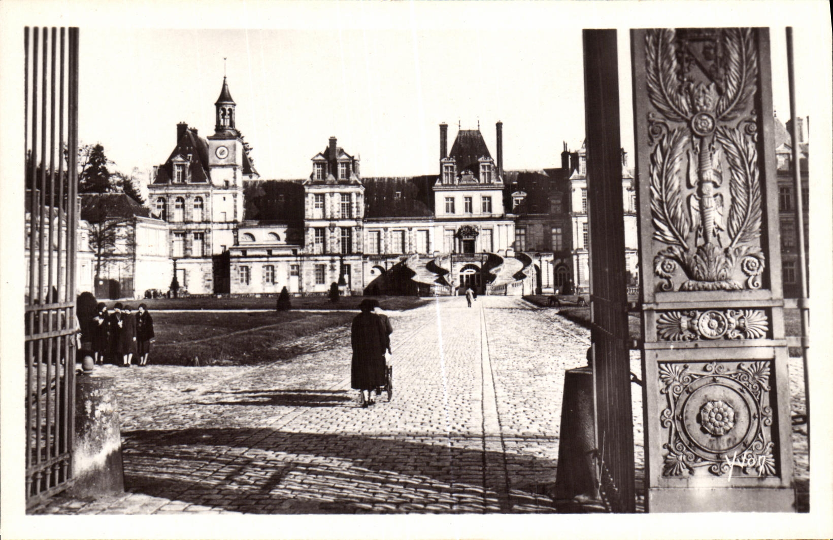 CPA La Douce France Palais De Fontainebleau Entree Principale