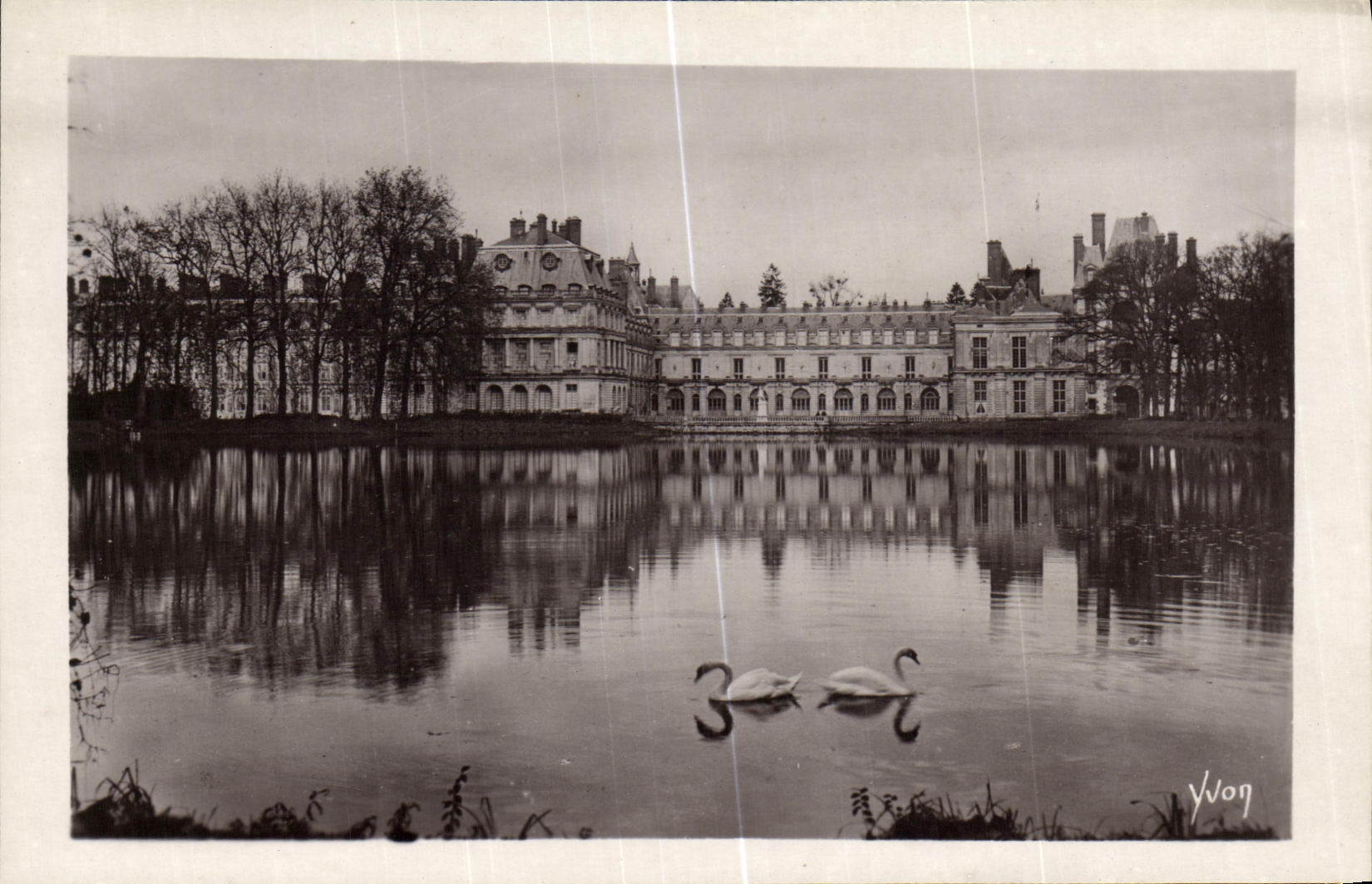 CPA La Douce France Palais De Fontainebleau Facade du Palais Vue de L Etang des Carpes