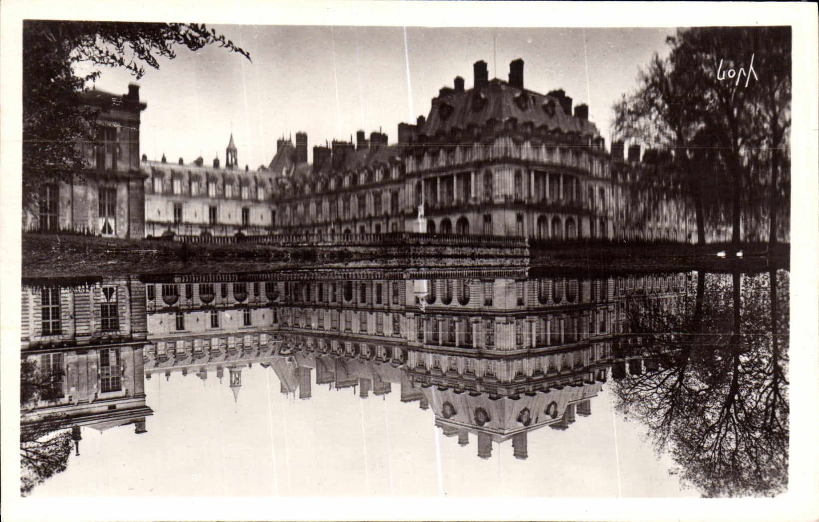 CPA La Douce France Palais De Fontainebleau Vue D Ensemble