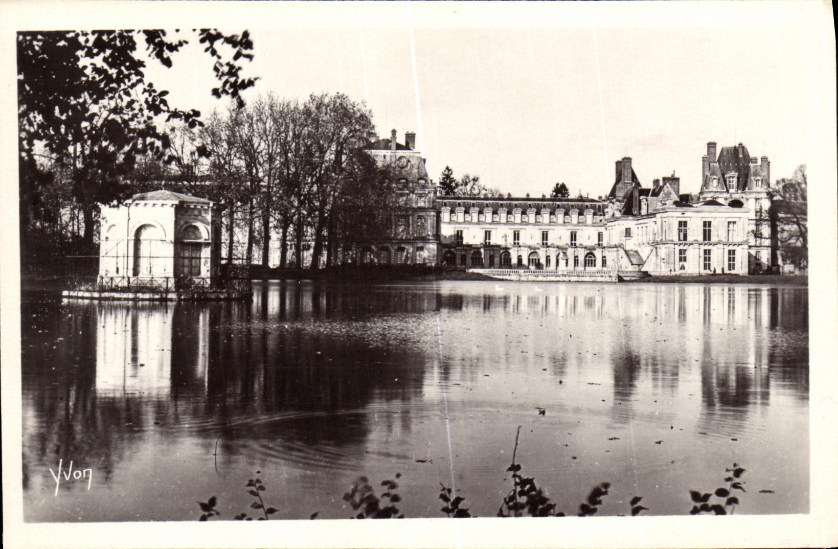CPA La Douce France Palais De Fontainebleau Le Palais et l etang des carpes