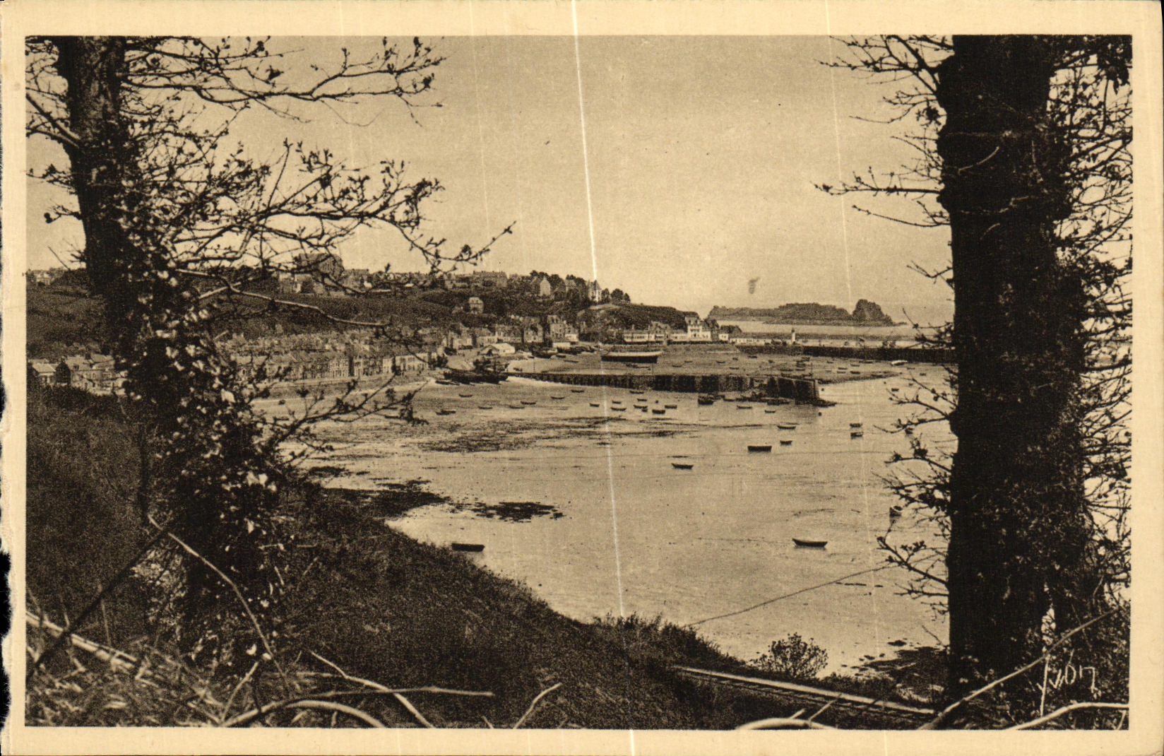VINTAGE POSTCARD Dimension D Cancale Emerald the Port of the Swell and Rocks