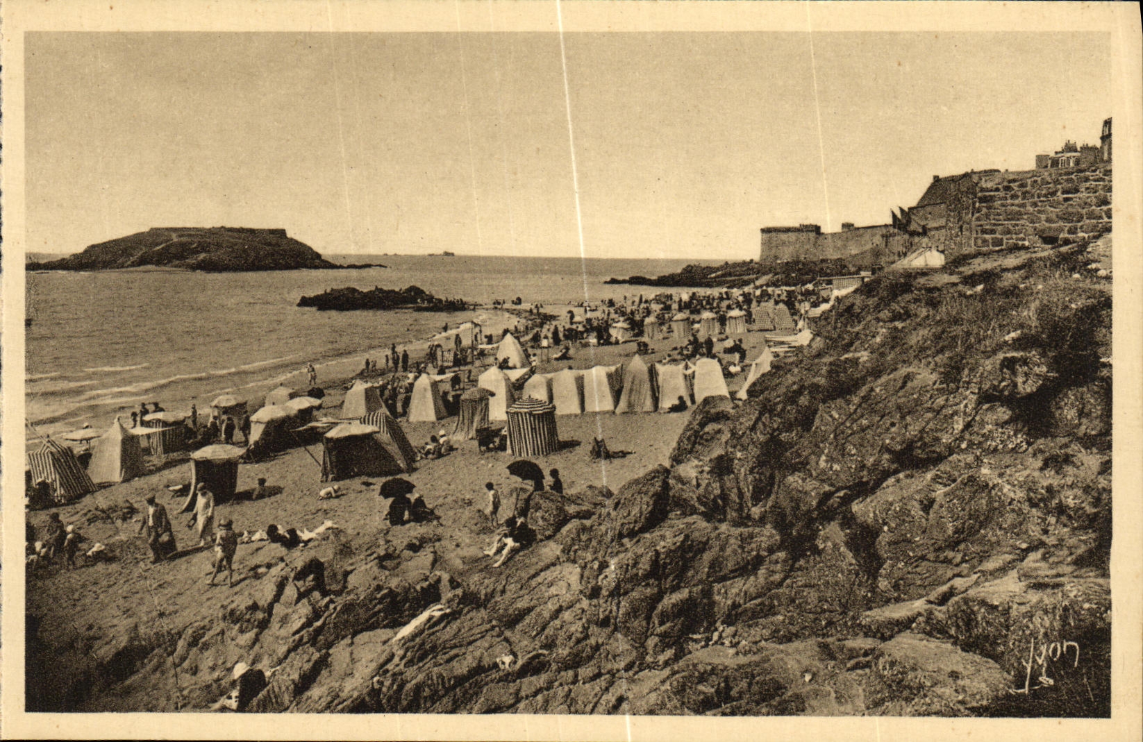 VINTAGE POSTCARD Dimension D Emerald Malo Saint the Beach Good help and the Large Bey