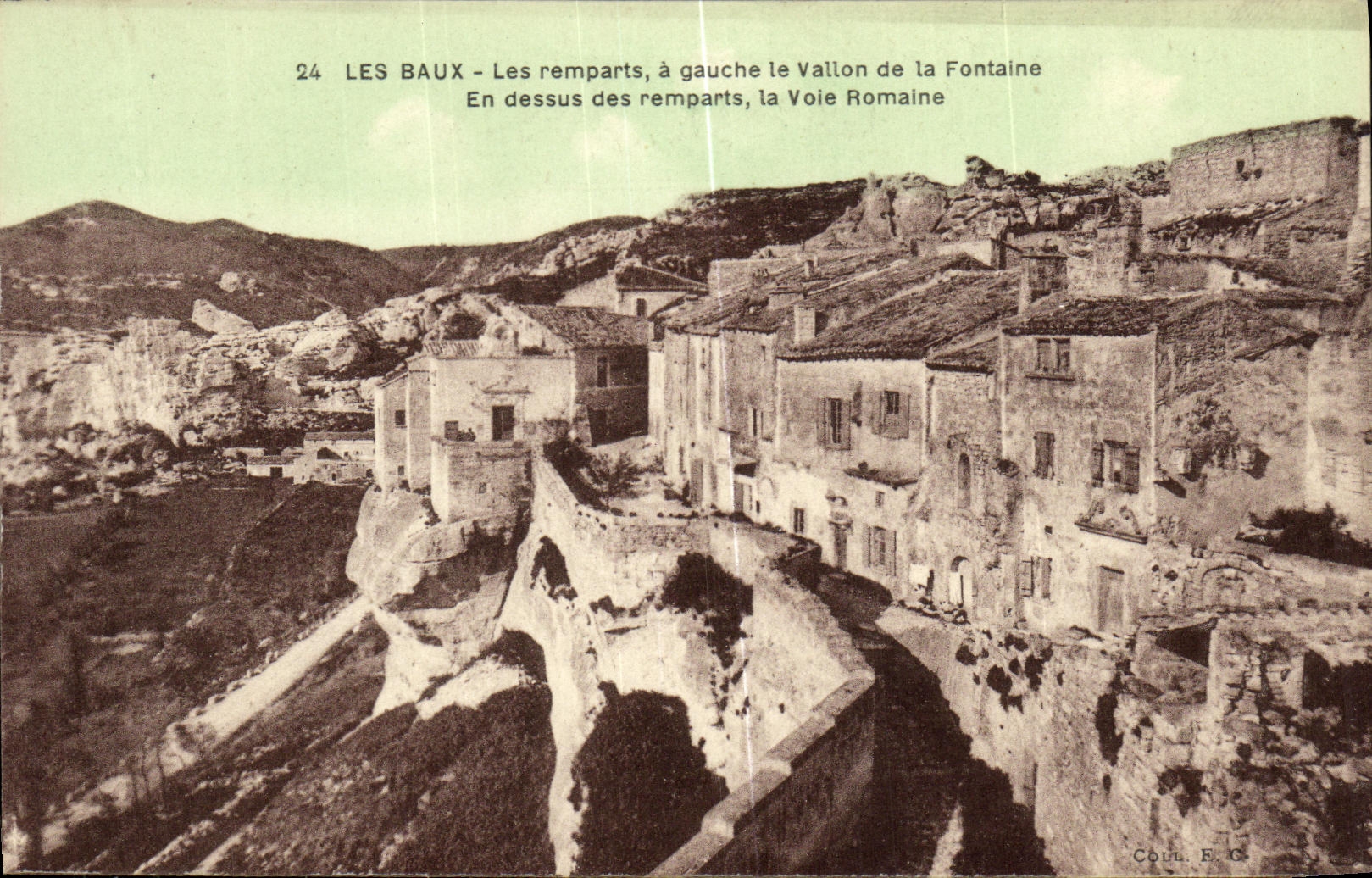 CPA Les Baux Les Remparts a Gauche le Vallon de la Fontaine