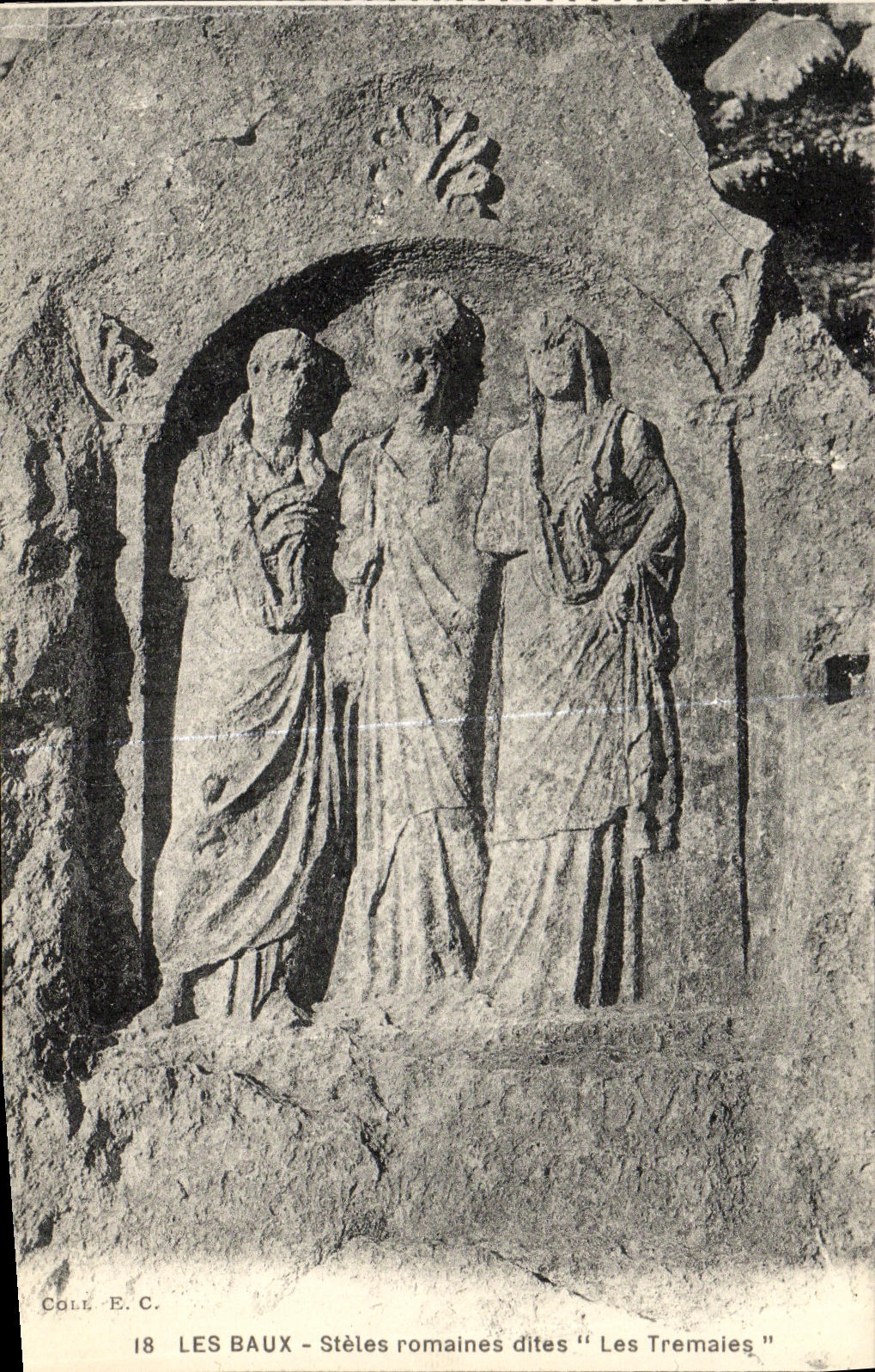 CPA Les Baux Steles Romaines dites Les Tremaies