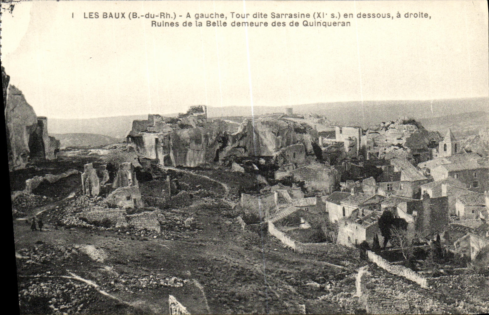 CPA Les Baux A Gauche Tour dite Sarrasine en Dessous Ruines de la belle demeure des Quinqueran
